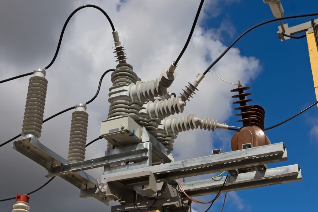 Reliable Reclosers for Power Distribution | UTB Transformers